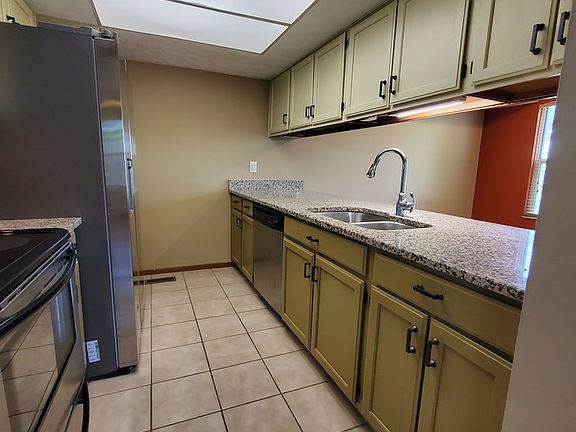 5th image of 4100 Berrybush Dr