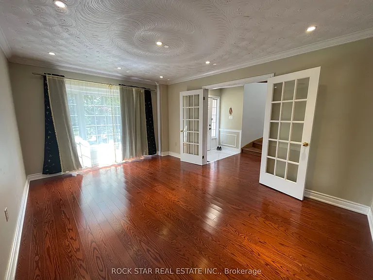 106 Milbourne Cres — Photo 4