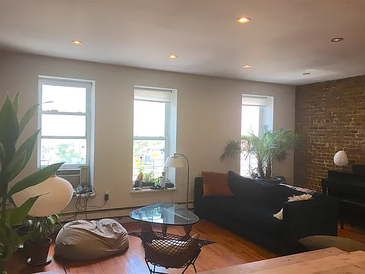 Rented by R New York | media 52