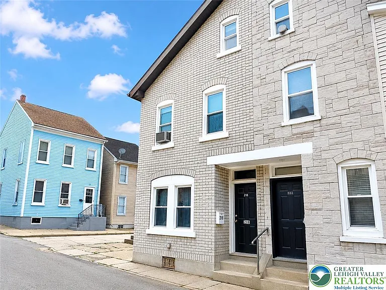 218 N Fountain St — Photo 1