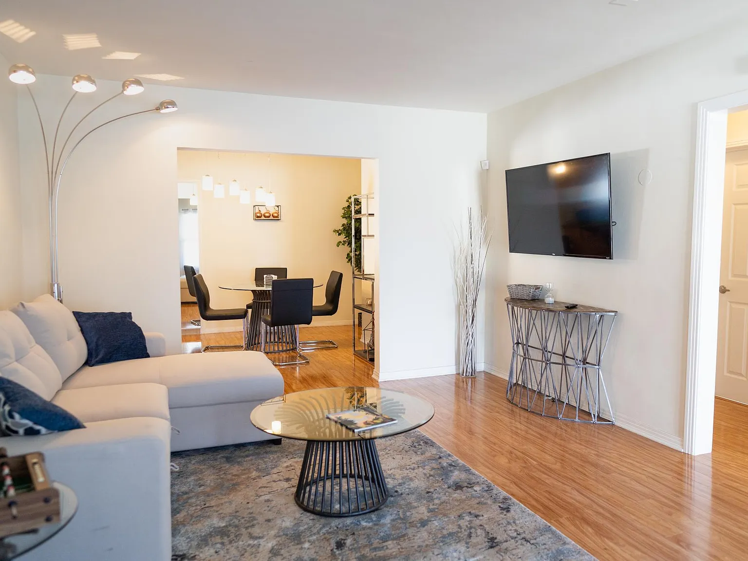 2 bed, 886 sqft, $6,800 — Photo 4