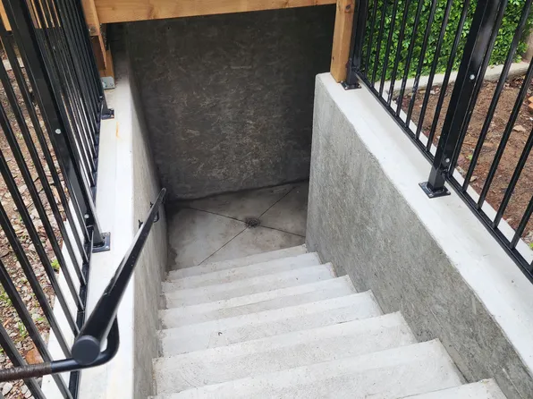 2361 Barclay Rd, Burlington, ON L7R 2B7