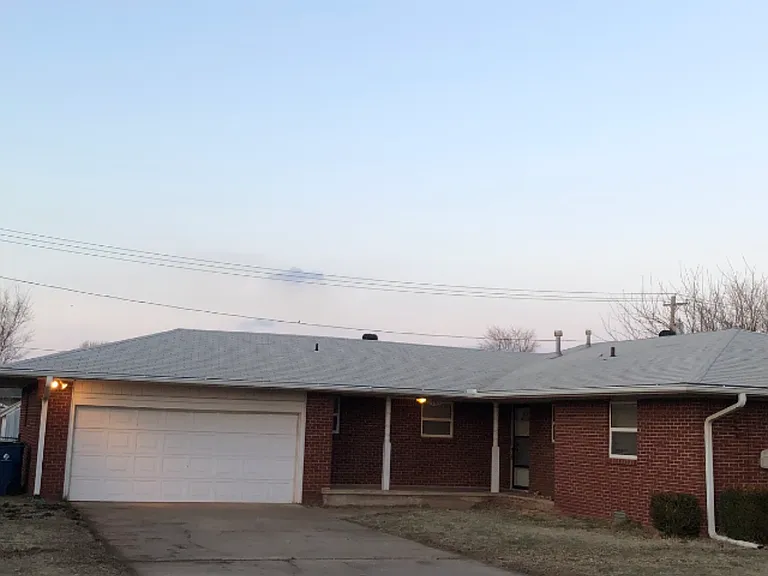 330 E Breckenridge Rd — Photo 2
