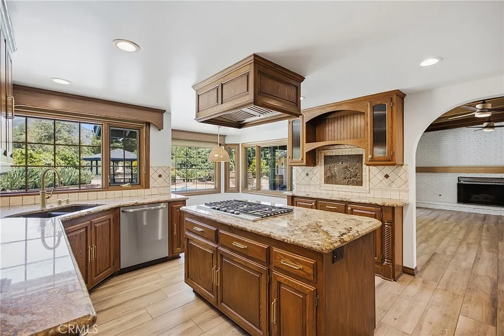 5 bed, 5.5 bath, 3479 sqft, $7,000 — Photo 2