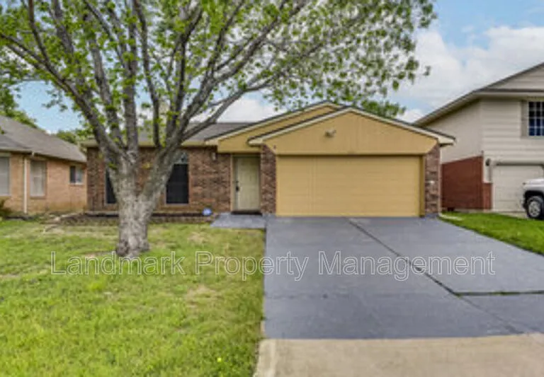 625 Hollyberry Dr — Photo 3