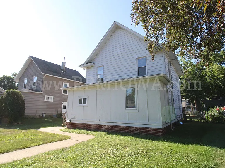 822 Clinton Ave — Photo 1