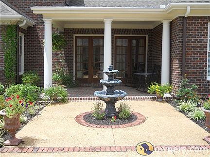Side patio with fountain