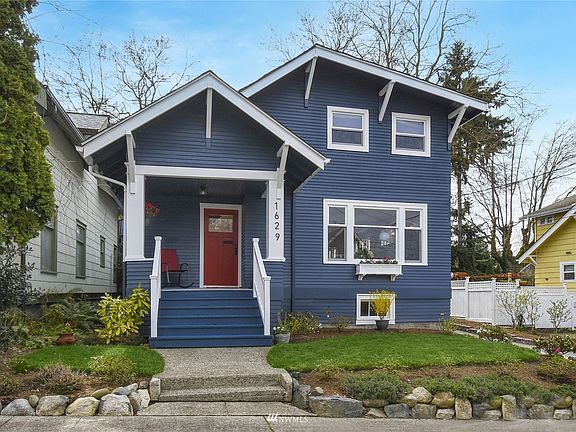House sits on a quiet street, within walking distance to Wallingford, Lower Woodlawn Park, Green Lake and Tangletown.