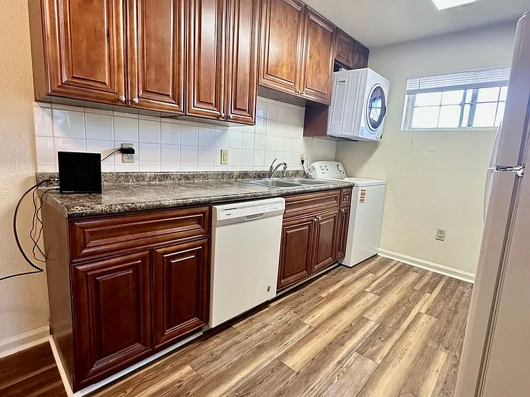 University Pointe Apartments — Photo 13