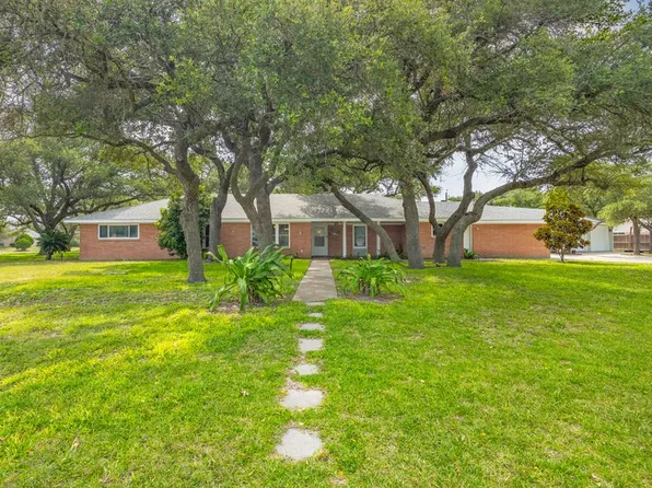 705 Oak Ave, Rockport, TX 78382