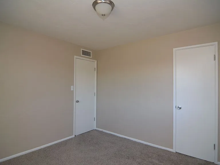 616 E Linden St — Photo 14
