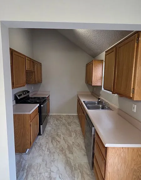 3242 N Virginia Ave — Photo 4