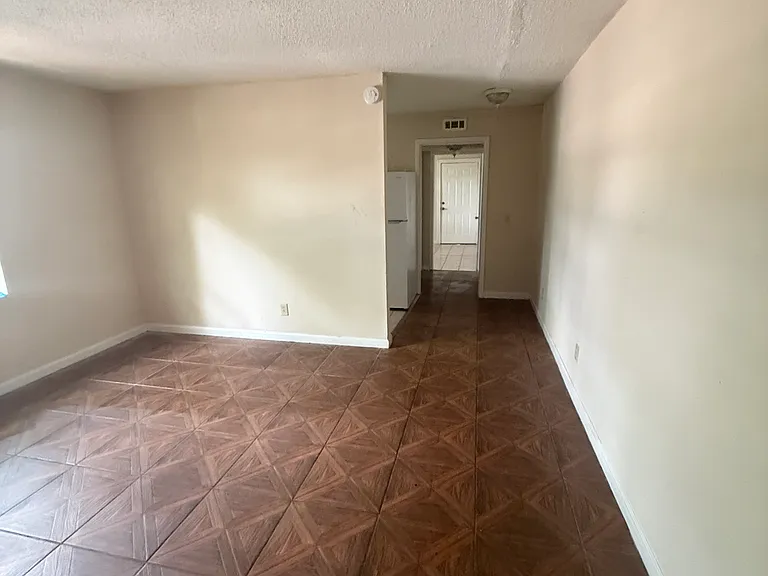4565 Lexington Ave — Photo 11