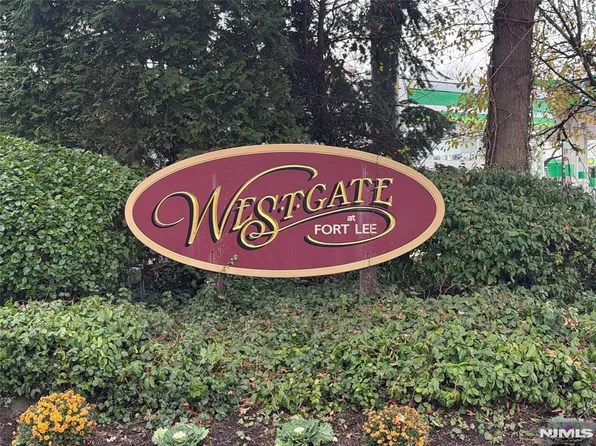 247 Village Circle Dr, Fort Lee, NJ 07024