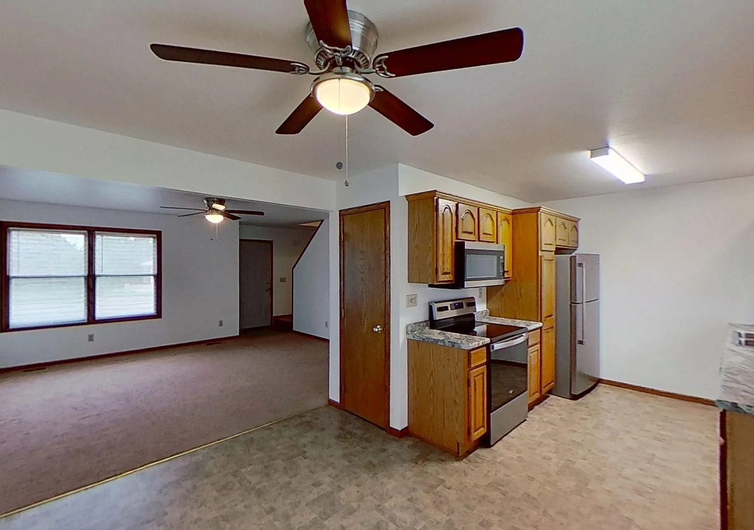 Duplex with two huge bedrooms, walk in closet, 1.5 bath, full basement, lawn and snow removal inc... — Photo 2