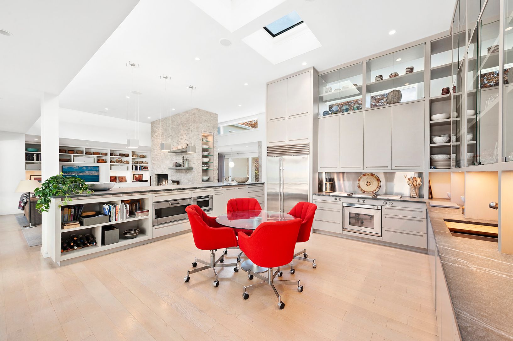  SPACIOUS KITCHEN WITH SOARING CEILINGS