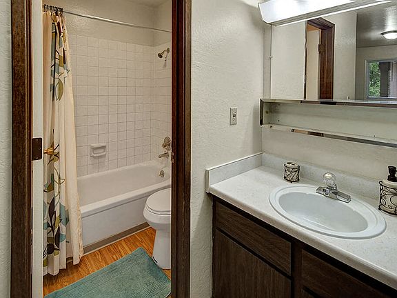 Driftwood Apartments - Bathroom