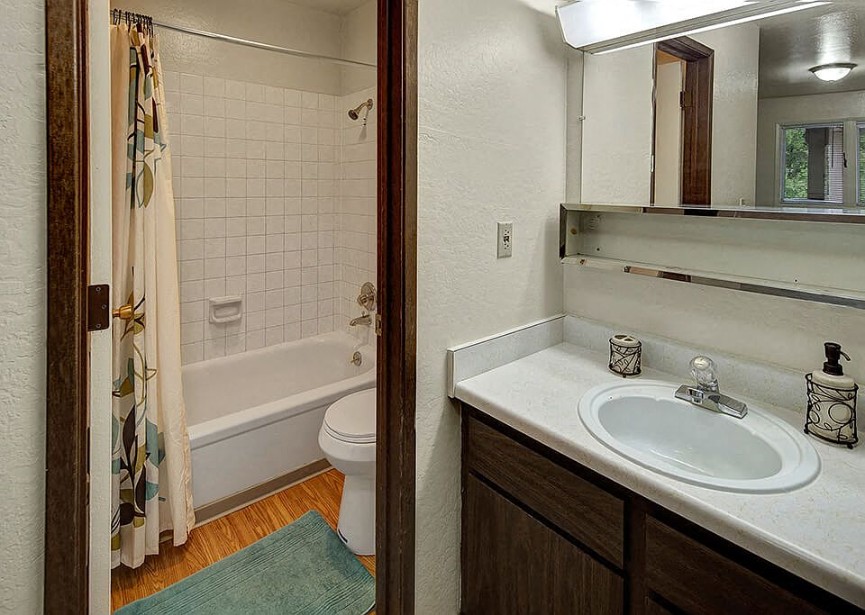 Driftwood Apartments - Bathroom