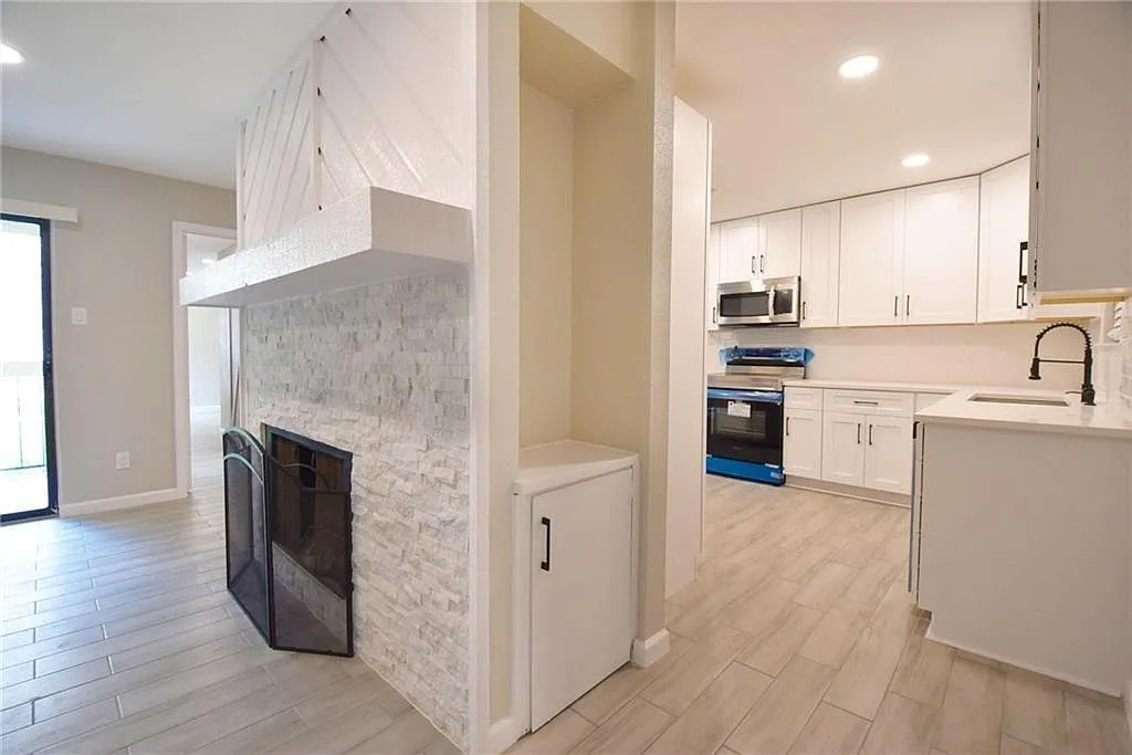 2 bed, 2.0 bath, 924 sqft, $1,450 — Photo 3