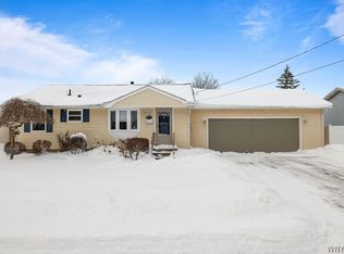 1358 Caravelle Dr, Niagara Falls, NY 14304