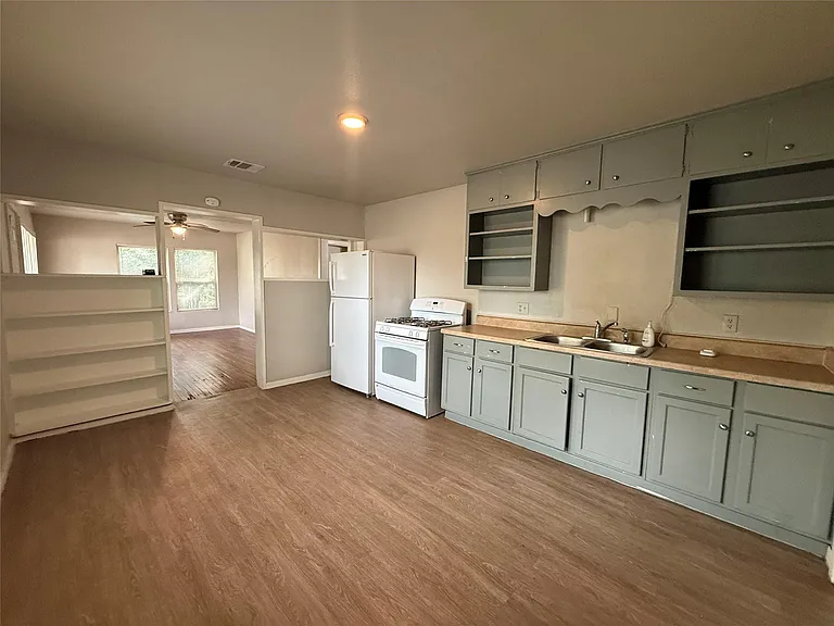 300 Mill St — Photo 2