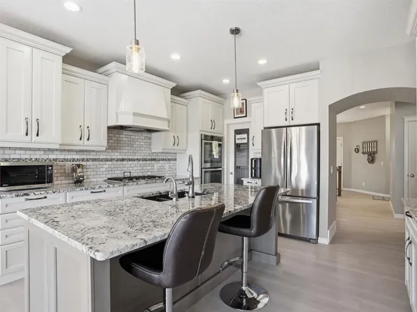 138 Reunion Lndg W, Airdrie, AB T4B 3W4
