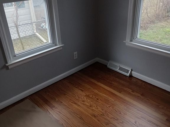 5th image of 718 E Tennyson Ave