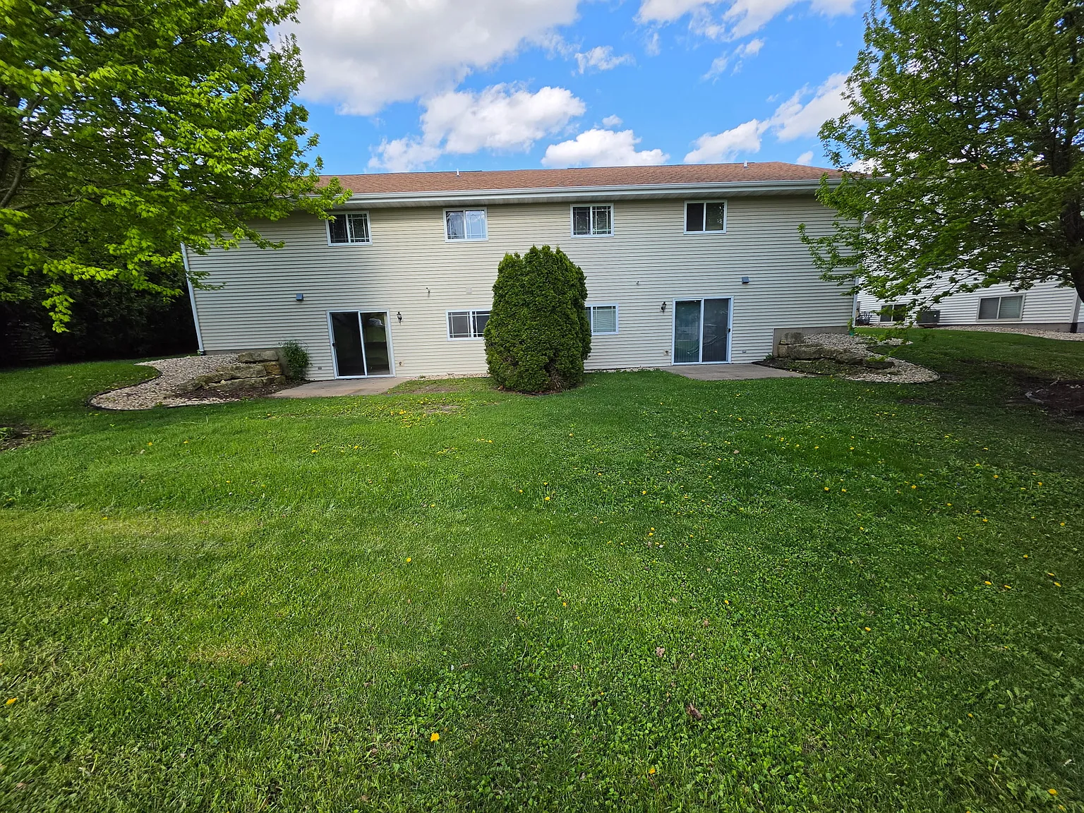 2 bed, 2240 sqft, $1,100 — Photo 2