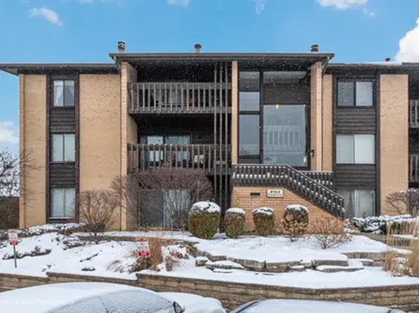 6162 Knoll Wood Rd, Willowbrook, IL