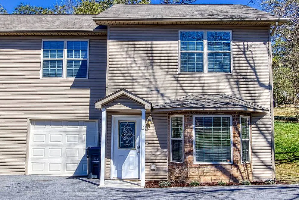 3 bed, 2.5 bath, 1500 sqft, $1,900 — Photo 1