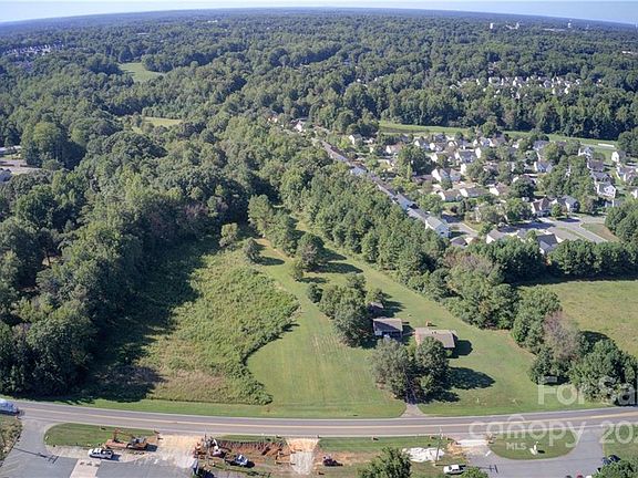 2nd image of 844 Oakridge Farm Hwy