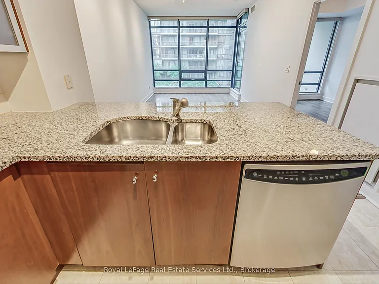 438 King St W #402 — Photo 11