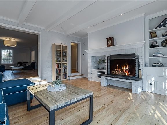4th image of 40 Spring Brook Rd
