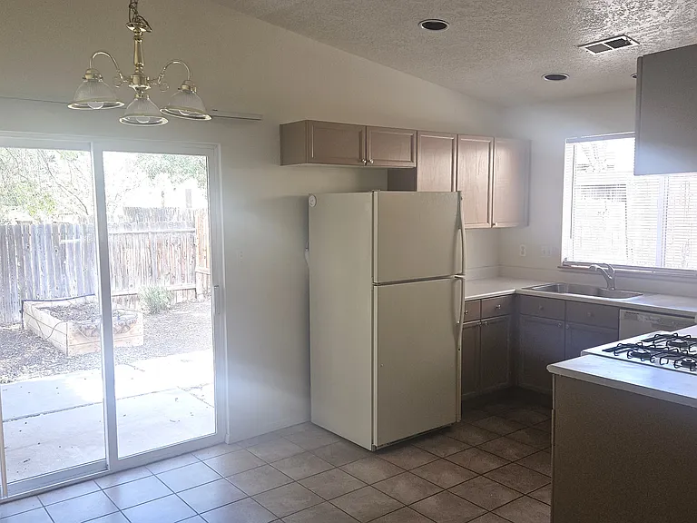 6905 Limestone Ave NE — Photo 4