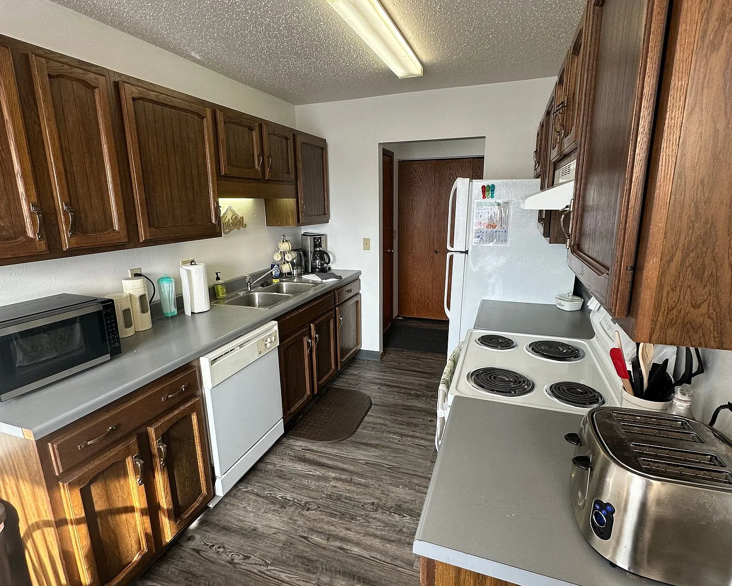 Comfortable, Pet-Friendly Apartments Prime Location & All-Inclusive Perks! — Photo 2