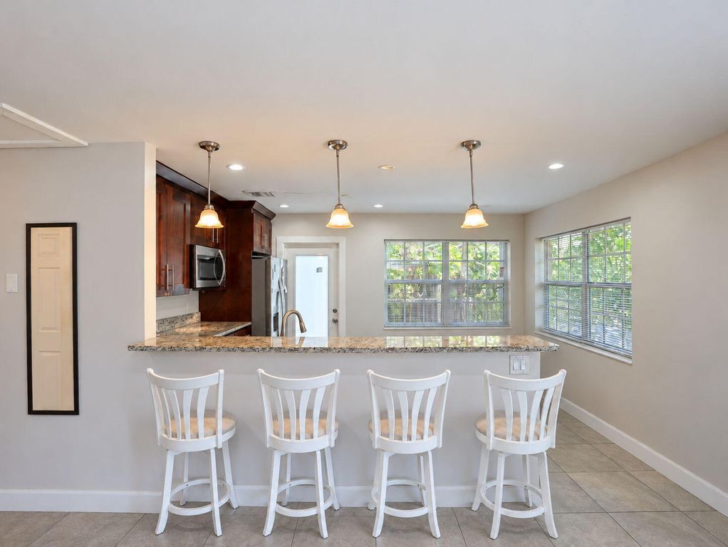 904 NE 10TH Avenue, photo 5