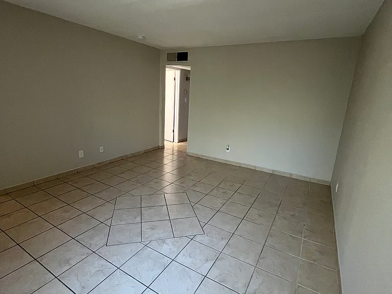 405 E Locust St #5 — Photo 11