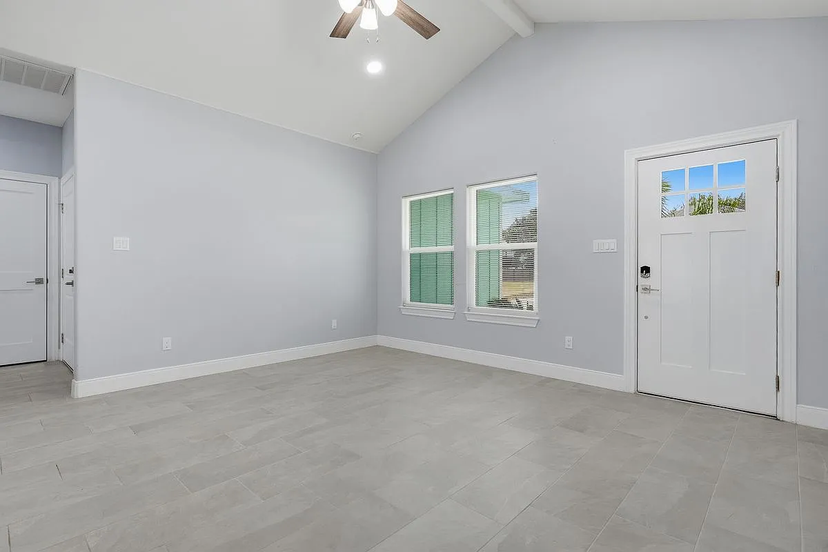 3 bed, 2.0 bath, 1330 sqft, $2,600 — Photo 4