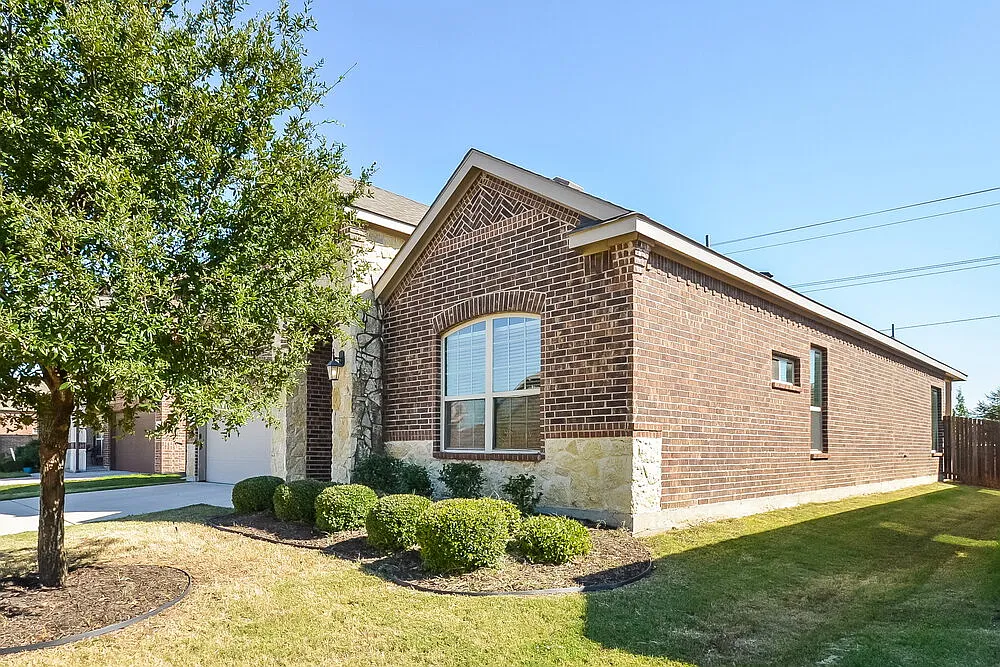 3 bed, 2.0 bath, 2013 sqft, $2,345 — Photo 3