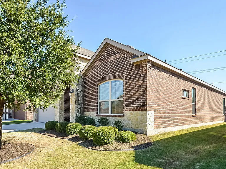 1805 Lake Pine Dr — Photo 3