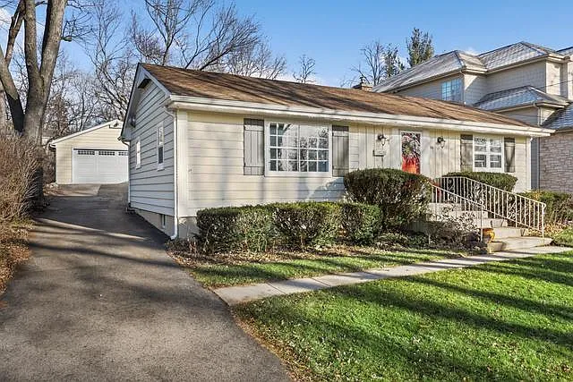 310 Anthony St photo 1