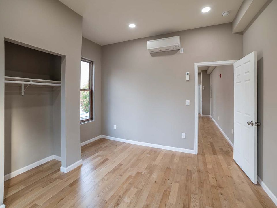 1st image of 1432 W Diamond St Unit 2R