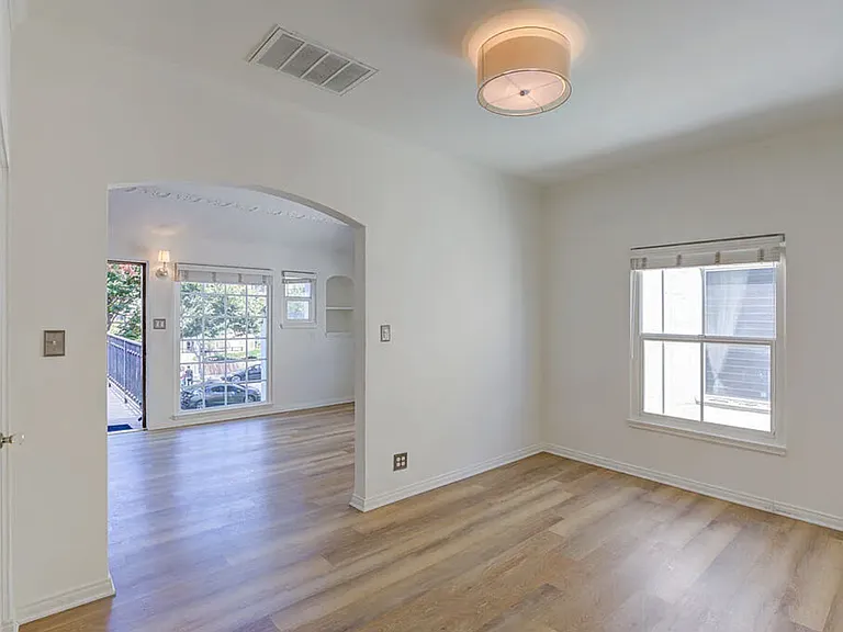 320-322 S Reeves Dr — Photo 4