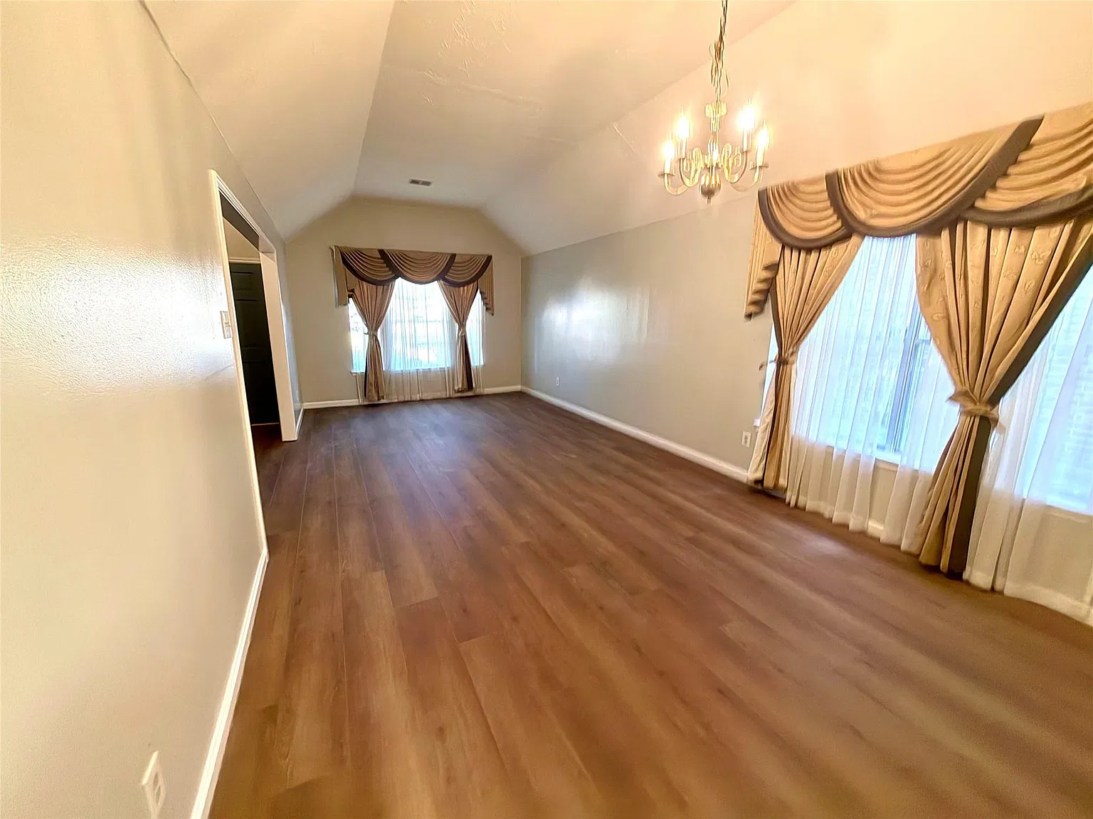 3 bed, 2.5 bath, 1983 sqft, $2,200 — Photo 3