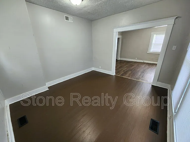 1102 E Circle Dr — Photo 3