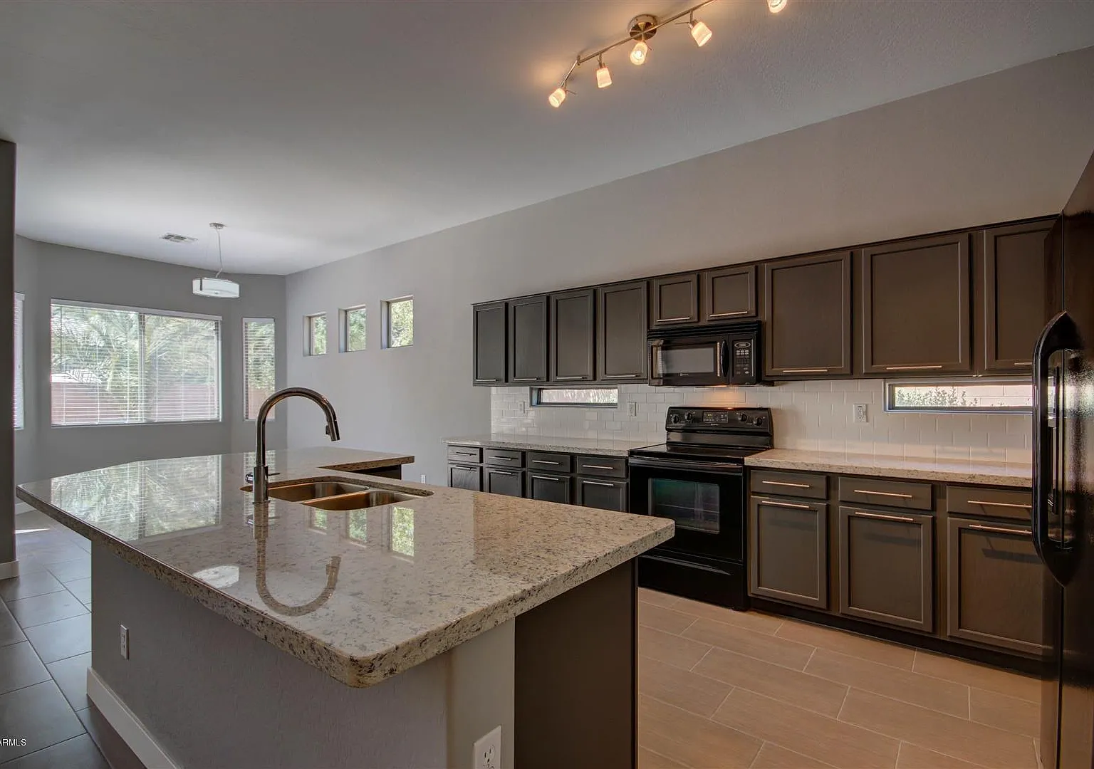 3 bed, 2.5 bath, 2073 sqft, $2,550 — Photo 2