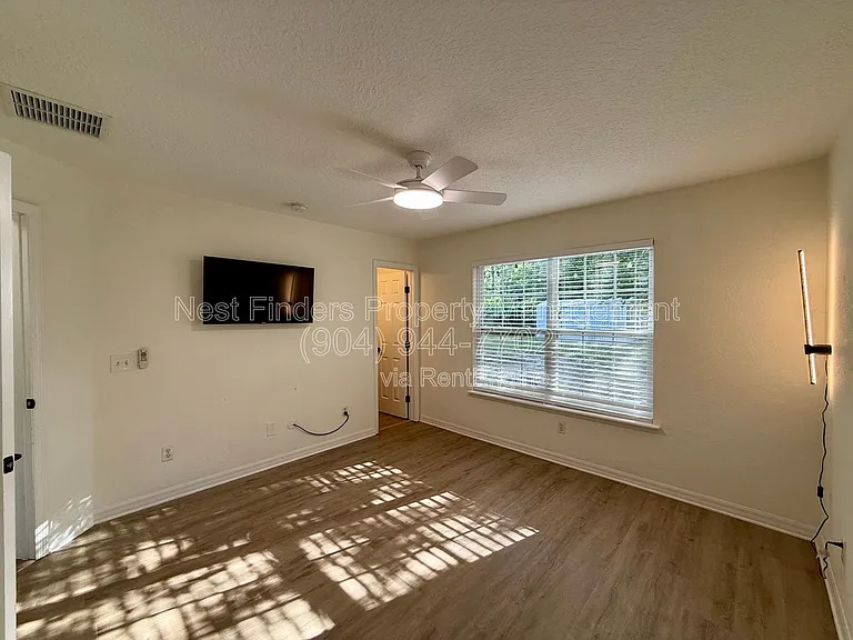 725 Alexander St — Photo 26