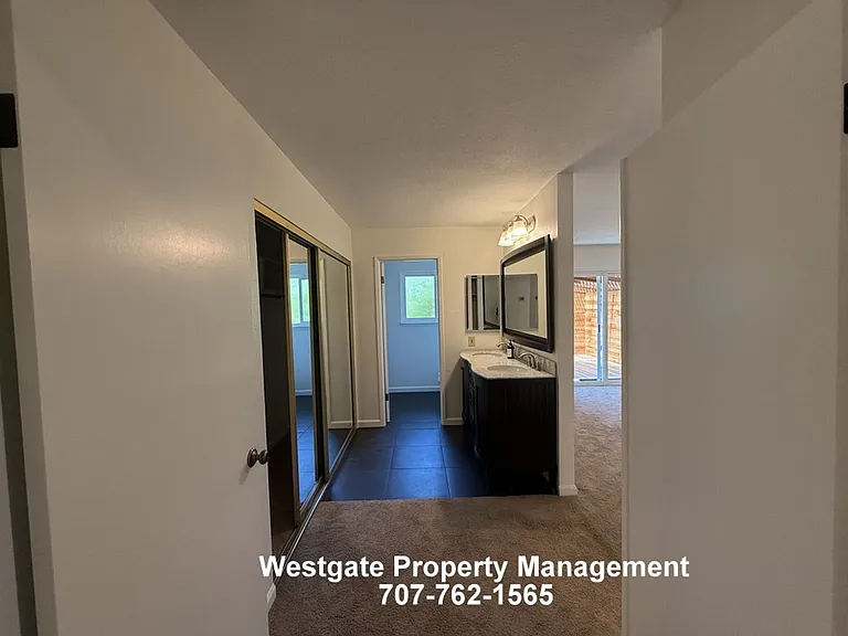 400 Smith Ct — Photo 23