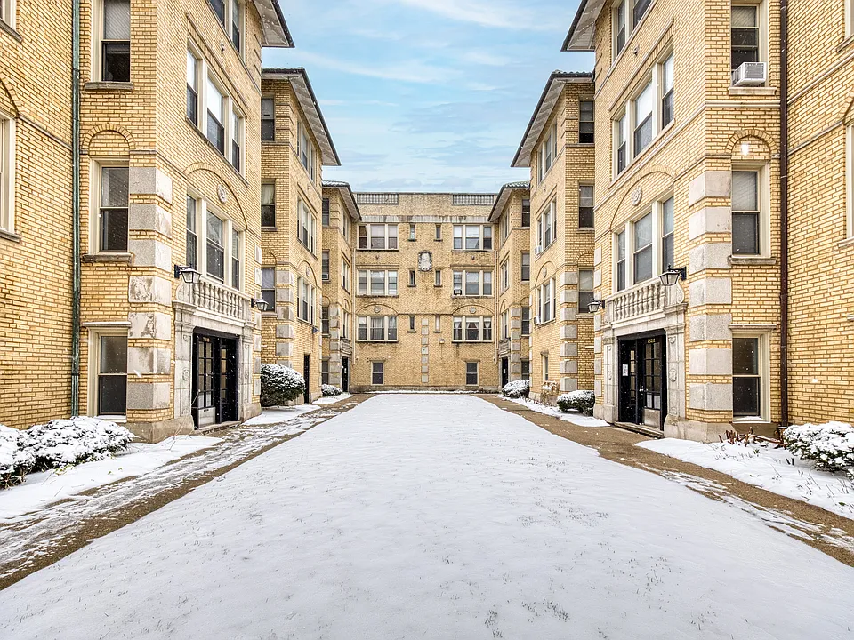 7516-24 N Seeley Ave