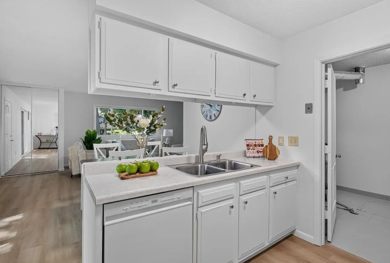 Bright and charming 2BR townhome — Photo 4